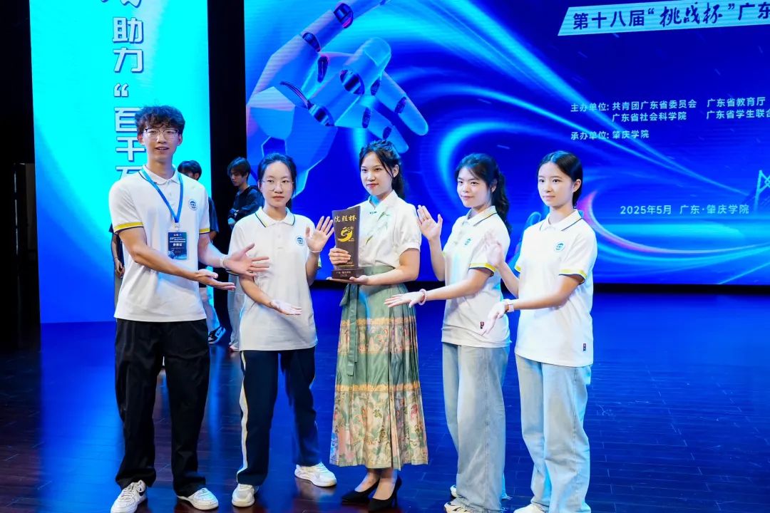 威廉希尔参赛团队花絮照。图源威廉希尔