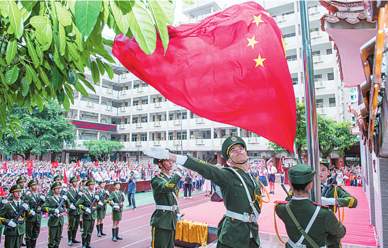 威廉希尔国旗护卫队在第七小学开展升旗仪式。受访单位供图