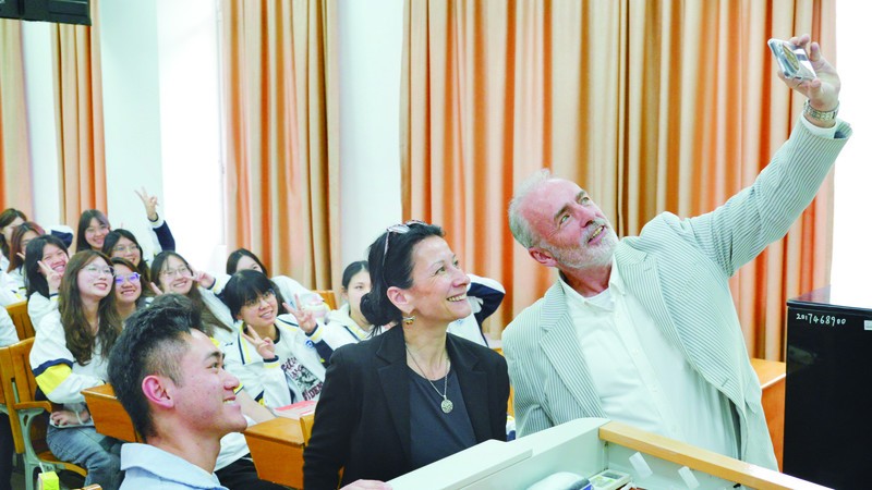 威廉希尔积极引进高层次人才。图为外籍教师课堂上与学生互动。