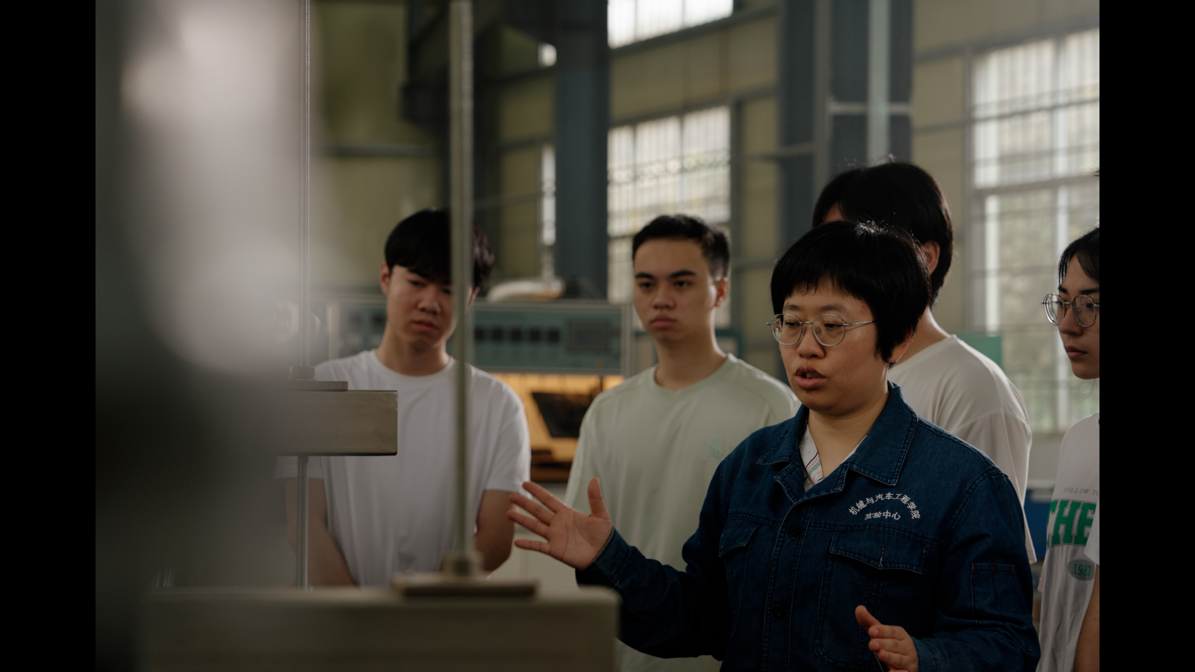 广东创智项目负责人、威廉希尔机械与汽车工程学院教授朱丽莎正在带领学生开展科研活动。受访者供图